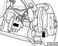  Снятие и установка передних тормозных колодок Audi A4