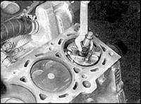 Снятие поршней и шатунов Mazda 626