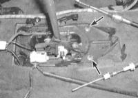 9.2.4 Снятие и установка рычага селектора АТ