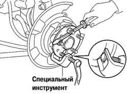 3.4.9.1 Замена болта ступицы заднего колеса