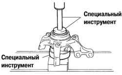 Выпрессовка подшипника ступицы переднего колеса в специальное приспособление
